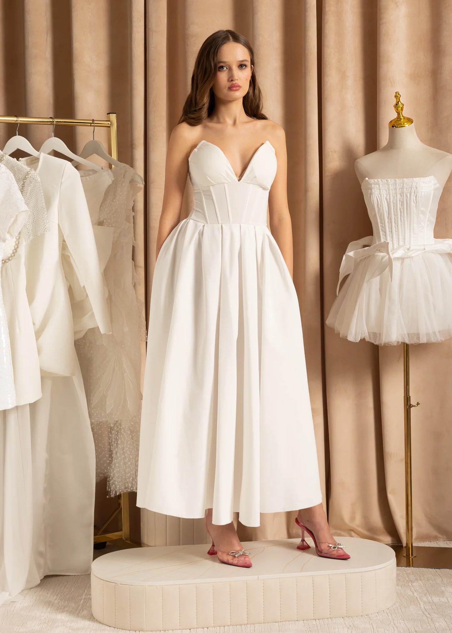 Elegant Strapless Dress with Fitted Bodice And Sweetheart Neckline - White