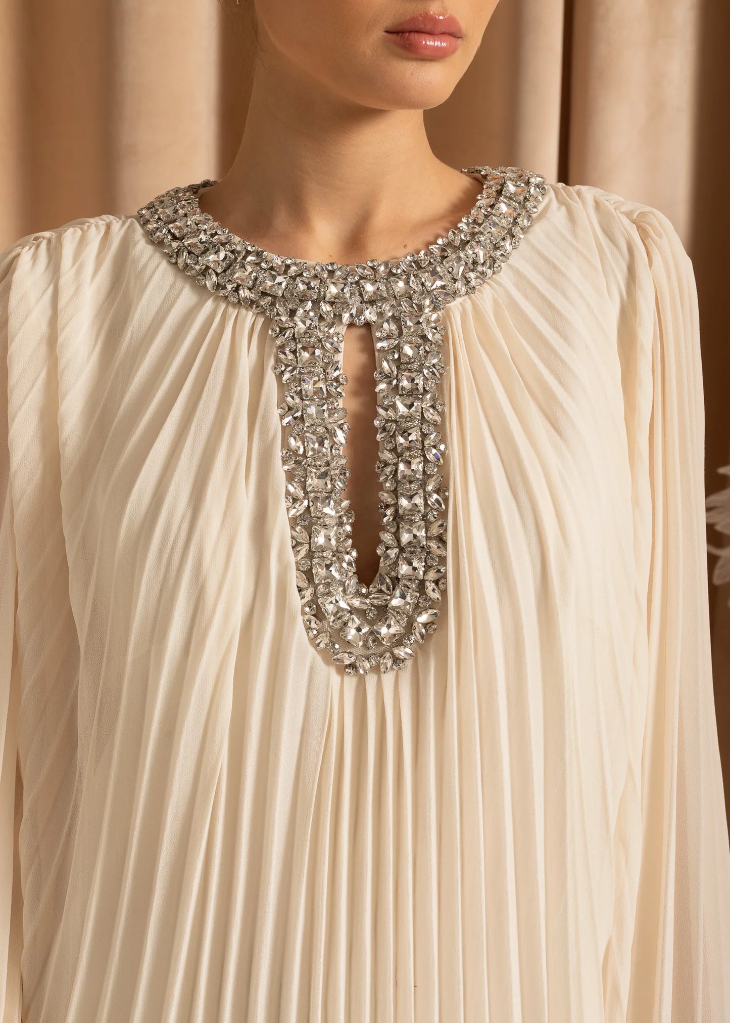 Elegant Ribbed Dress With Fluffy Cuffs And Sparkling Neckline Adornments - Ivoire