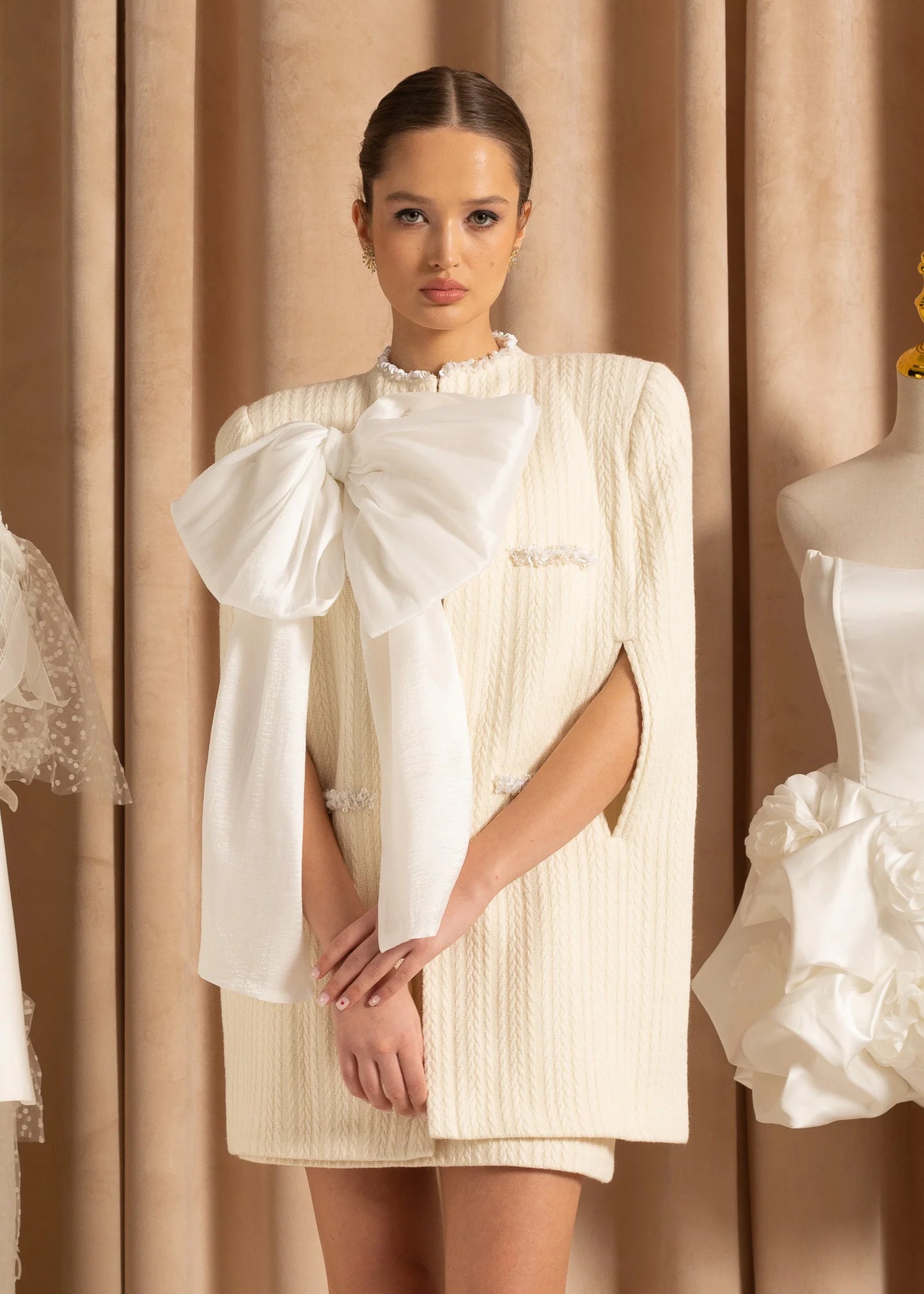 Elegant Textured Overcoat With White Bow Detail - Ivoire