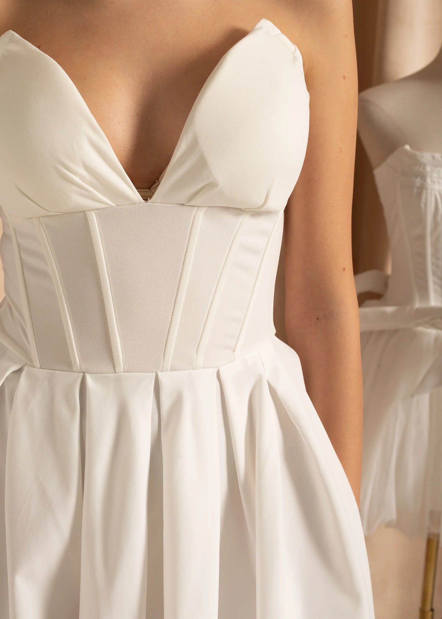 Elegant Strapless Dress with Fitted Bodice And Sweetheart Neckline - White