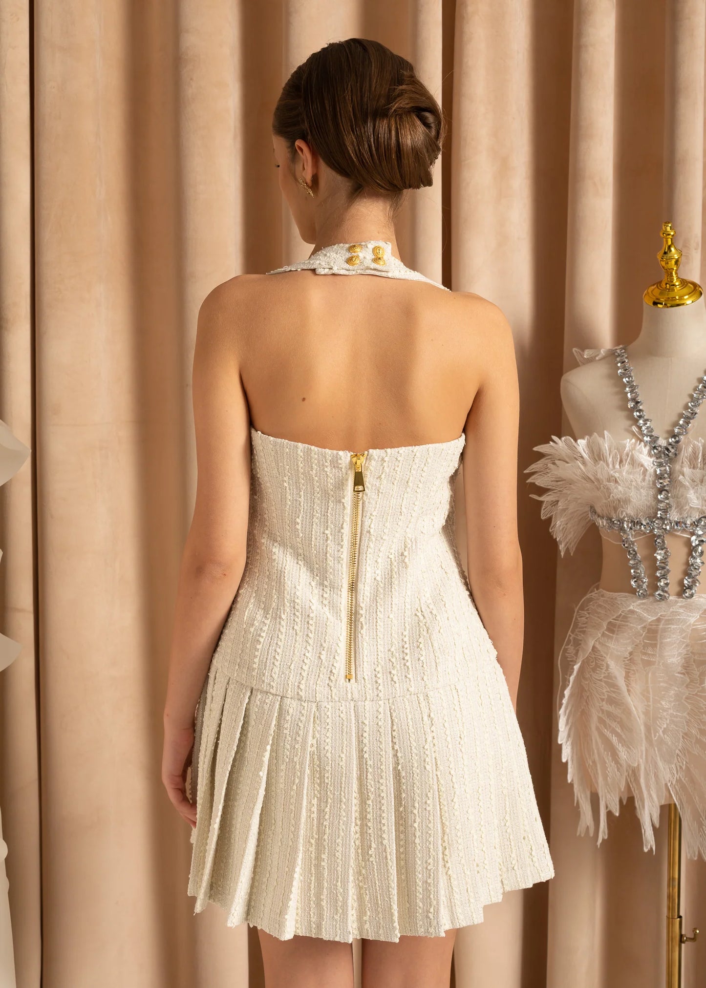 Textured Mini Dress With Decorative Golden Buttons And Pleated Skirt - Ivoire