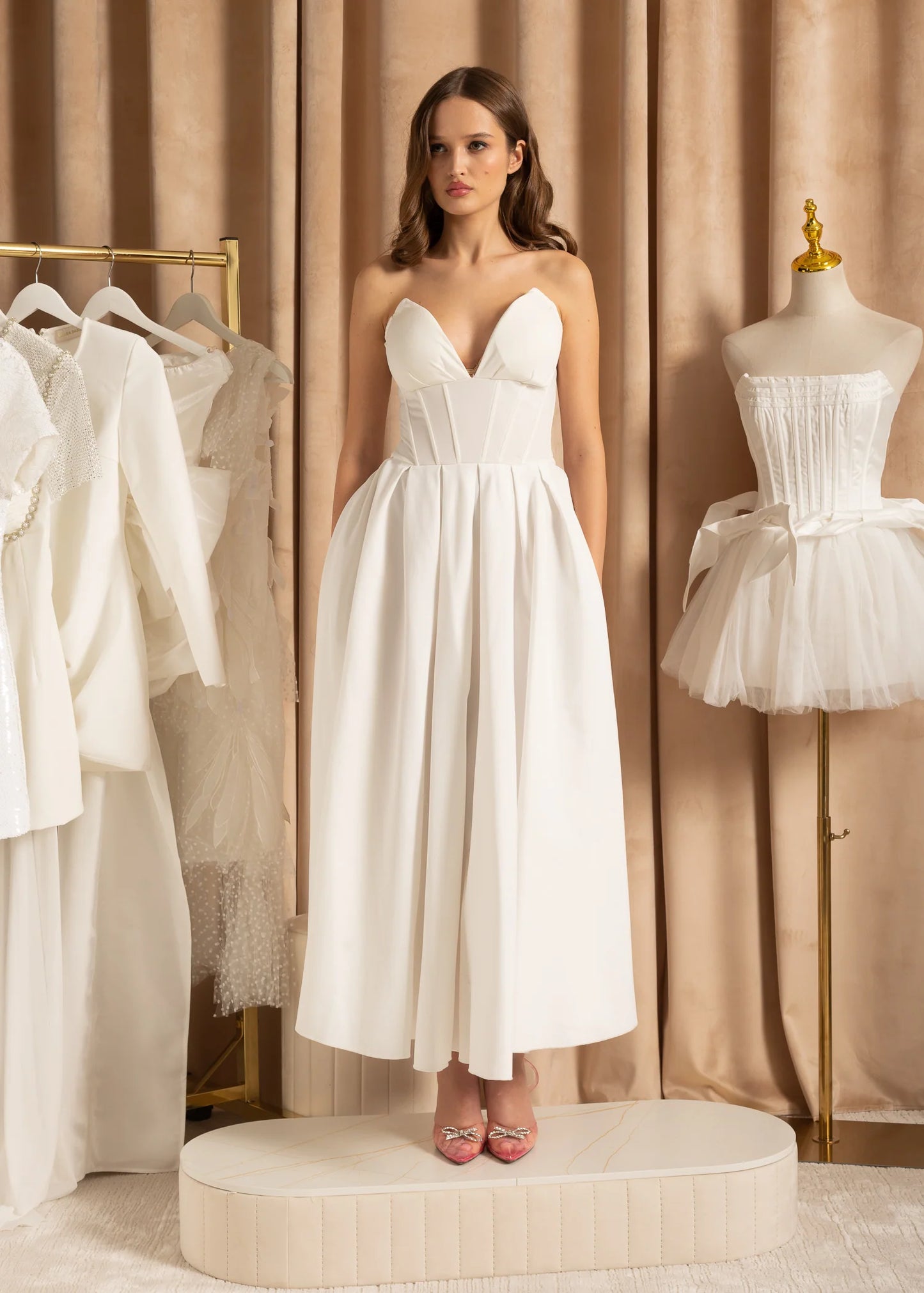 Elegant Strapless Dress with Fitted Bodice And Sweetheart Neckline - White