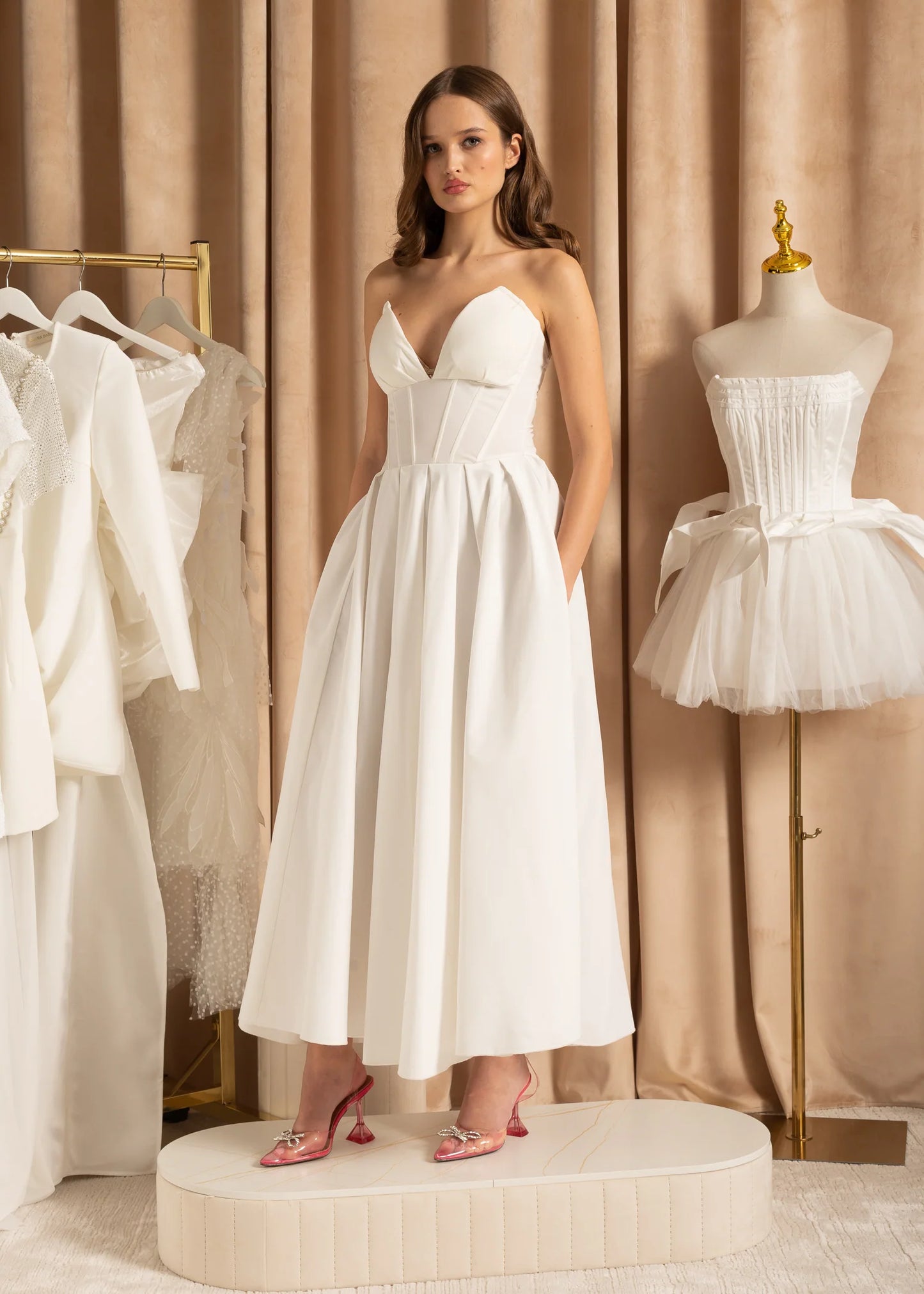 Elegant Strapless Dress with Fitted Bodice And Sweetheart Neckline - White
