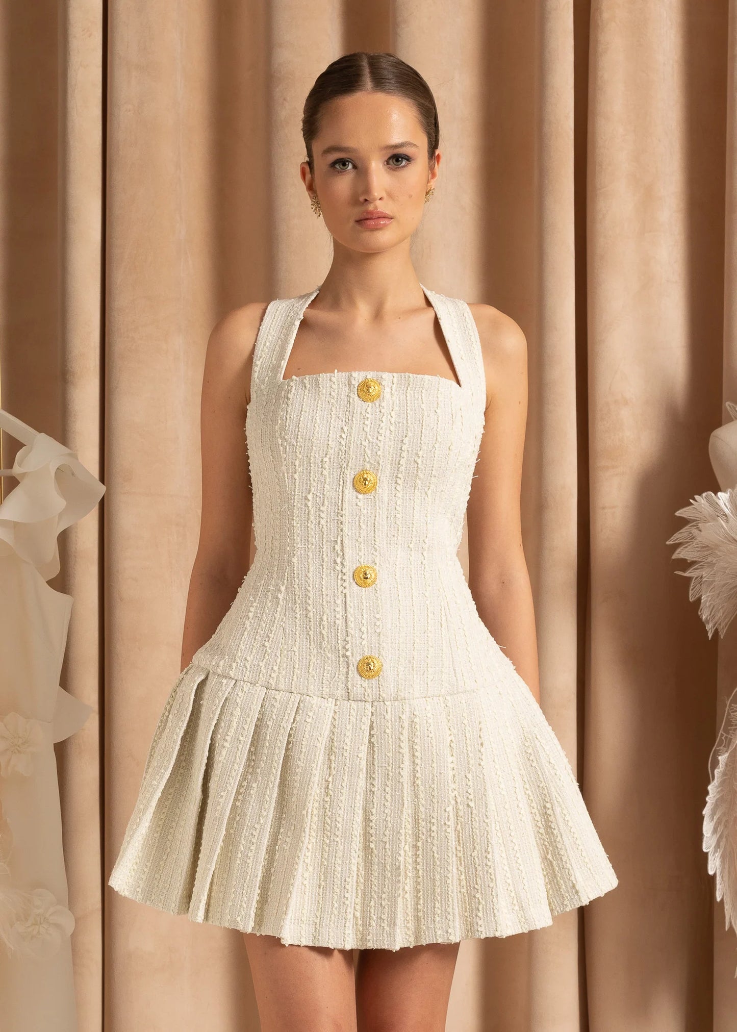 Textured Mini Dress With Decorative Golden Buttons And Pleated Skirt - Ivoire