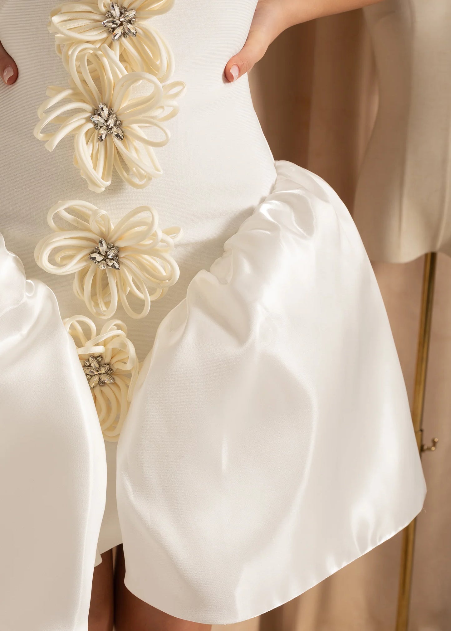 Mini Dress With Ruffled Skirt And Wire Flowers Apliques - White