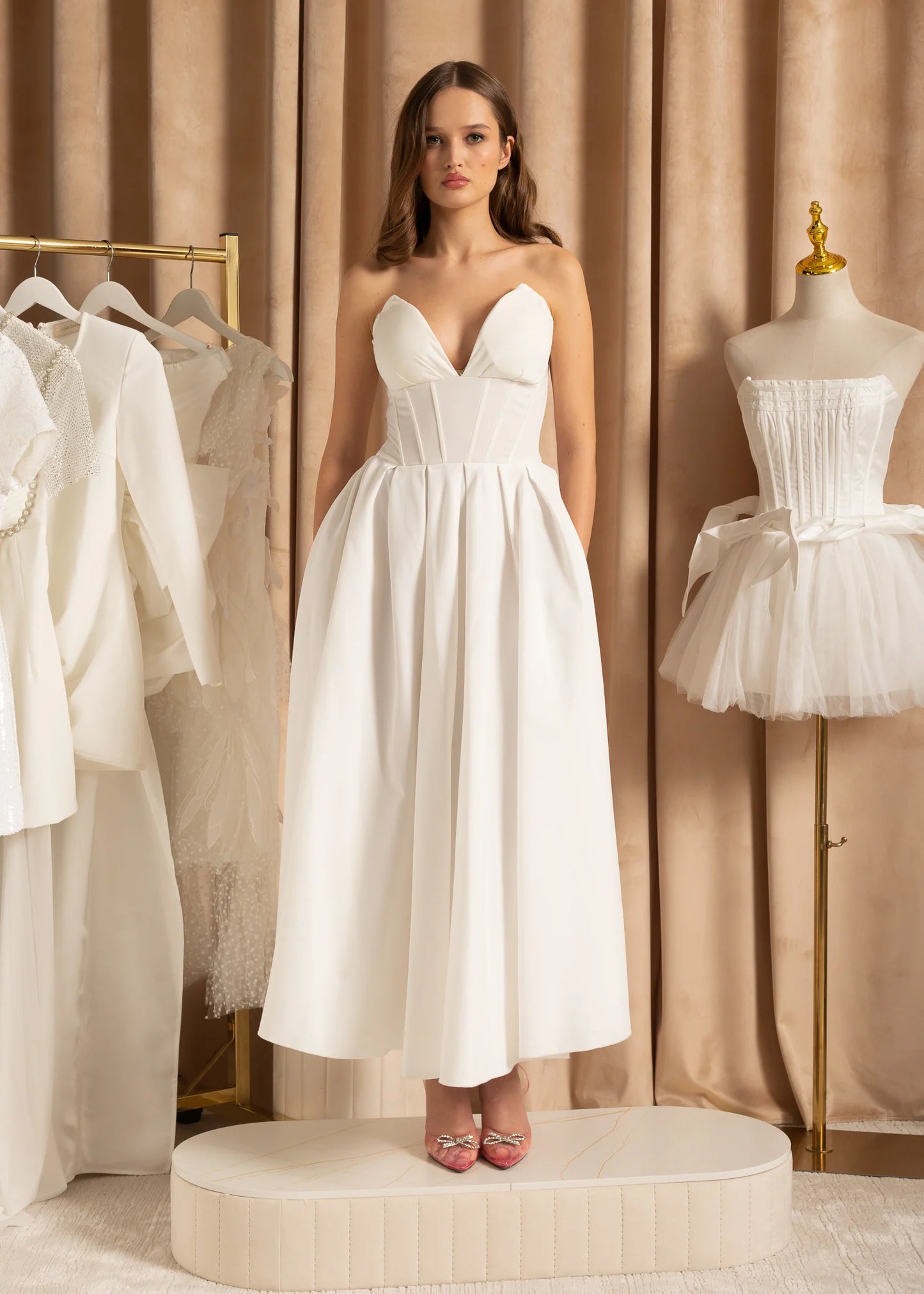 Elegant Strapless Dress with Fitted Bodice And Sweetheart Neckline - White