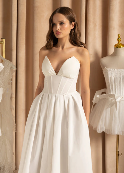 Elegant Strapless Dress with Fitted Bodice And Sweetheart Neckline - White