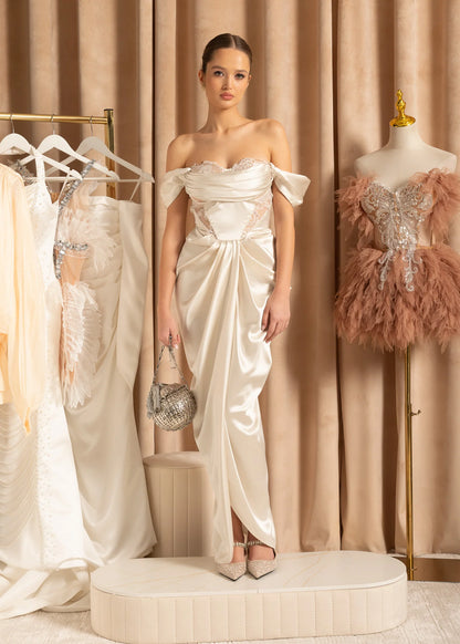 Elegant Off-Shoulder Satin Gown With Lace Details And Flowing Skirt - Ivoire