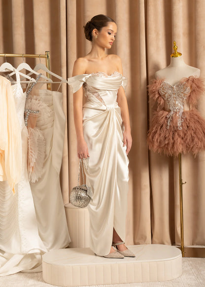 Elegant Off-Shoulder Satin Gown With Lace Details And Flowing Skirt - Ivoire