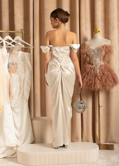 Elegant Off-Shoulder Satin Gown With Lace Details And Flowing Skirt - Ivoire